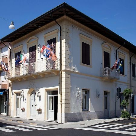 Hotel La Petite Maison Viareggio Bagian luar foto