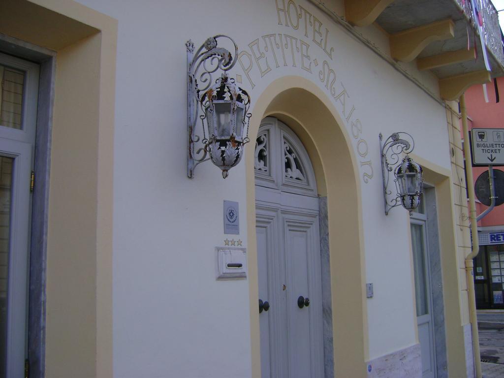 Hotel La Petite Maison Viareggio Bagian luar foto