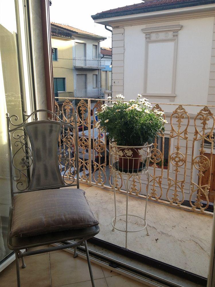 Hotel La Petite Maison Viareggio Bagian luar foto