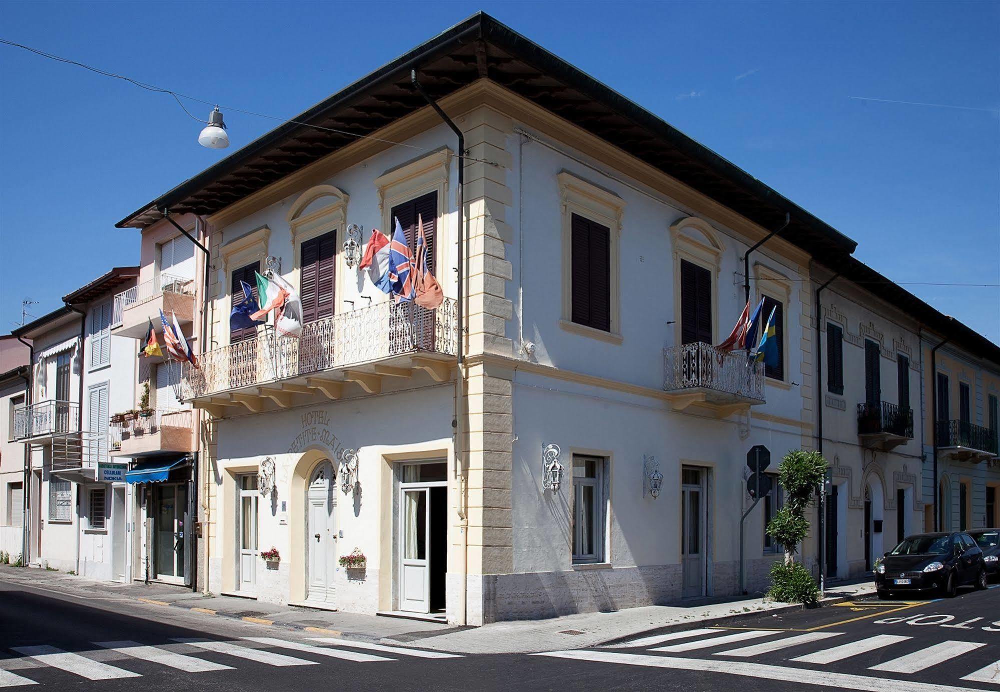 Hotel La Petite Maison Viareggio Bagian luar foto