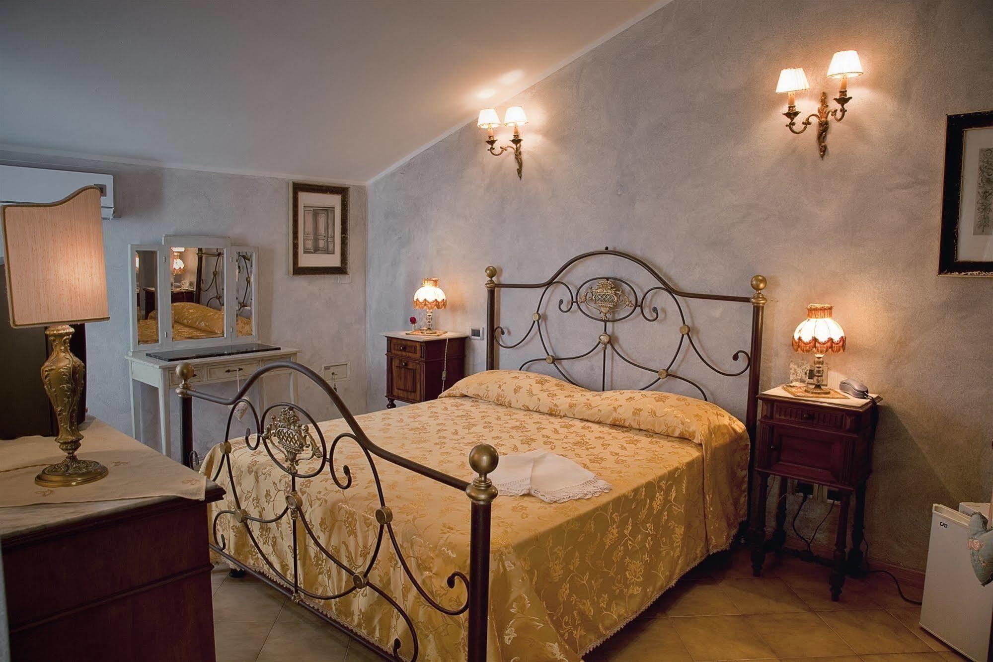 Hotel La Petite Maison Viareggio Bagian luar foto