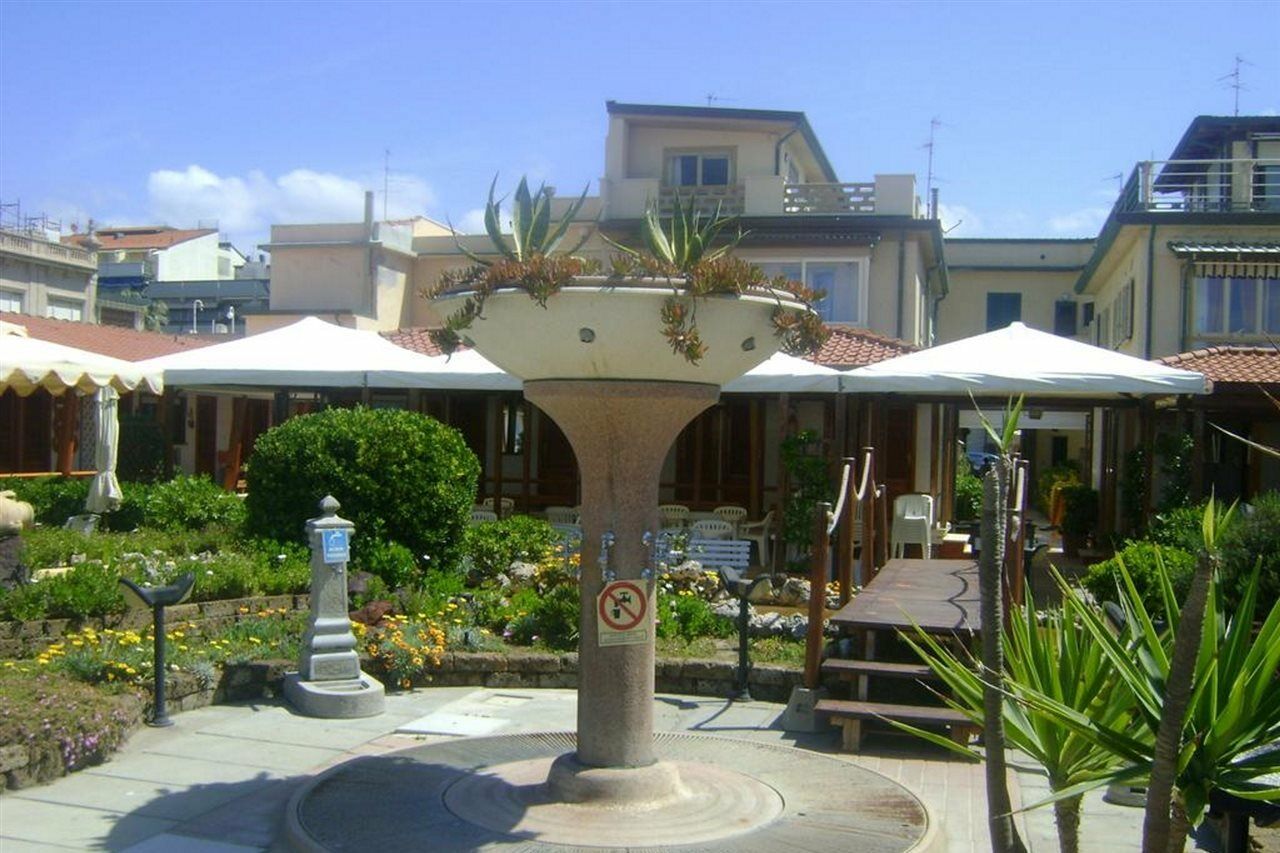 Hotel La Petite Maison Viareggio Bagian luar foto